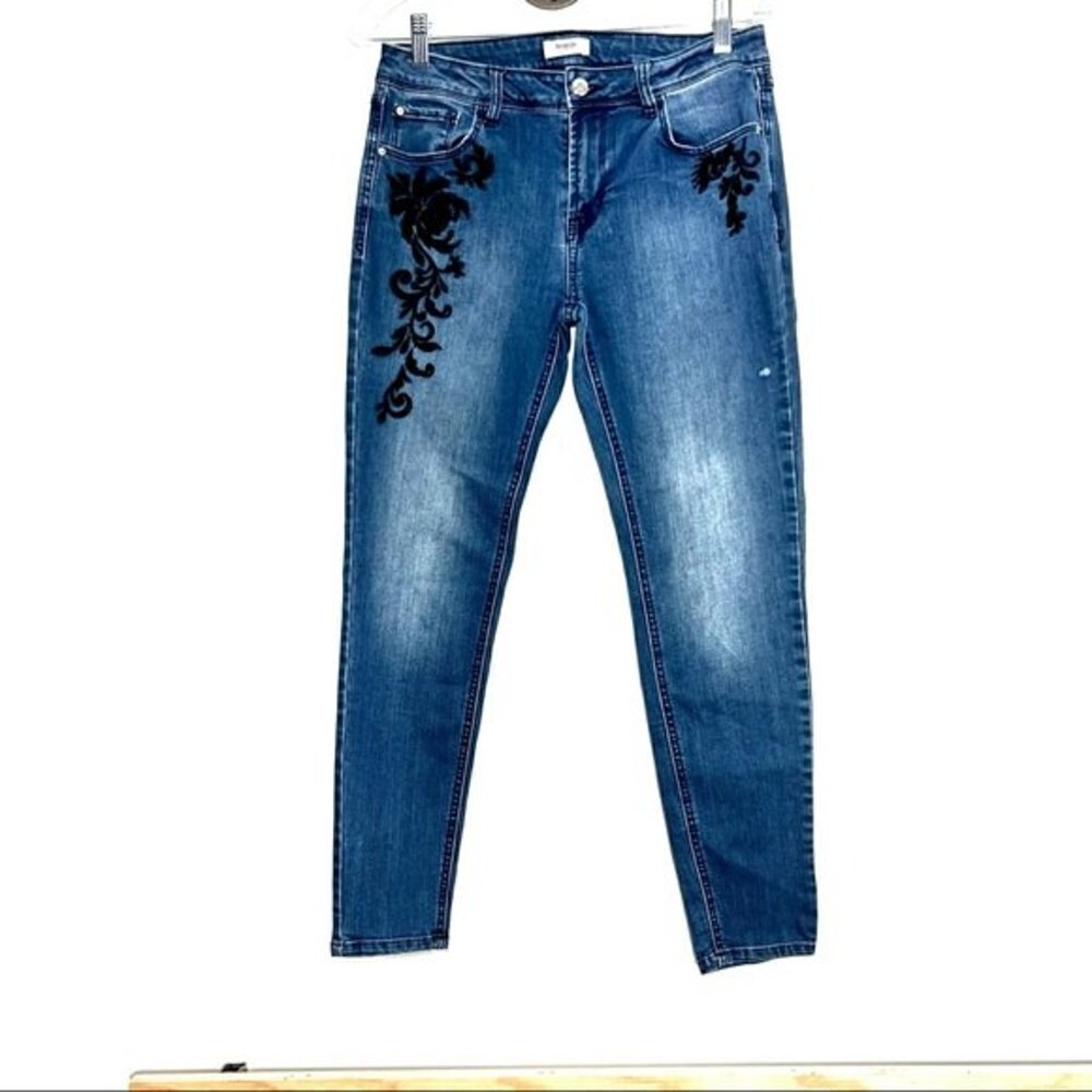 Kensie Jeans with Flower  Embroider Skinny Jeans Size 8